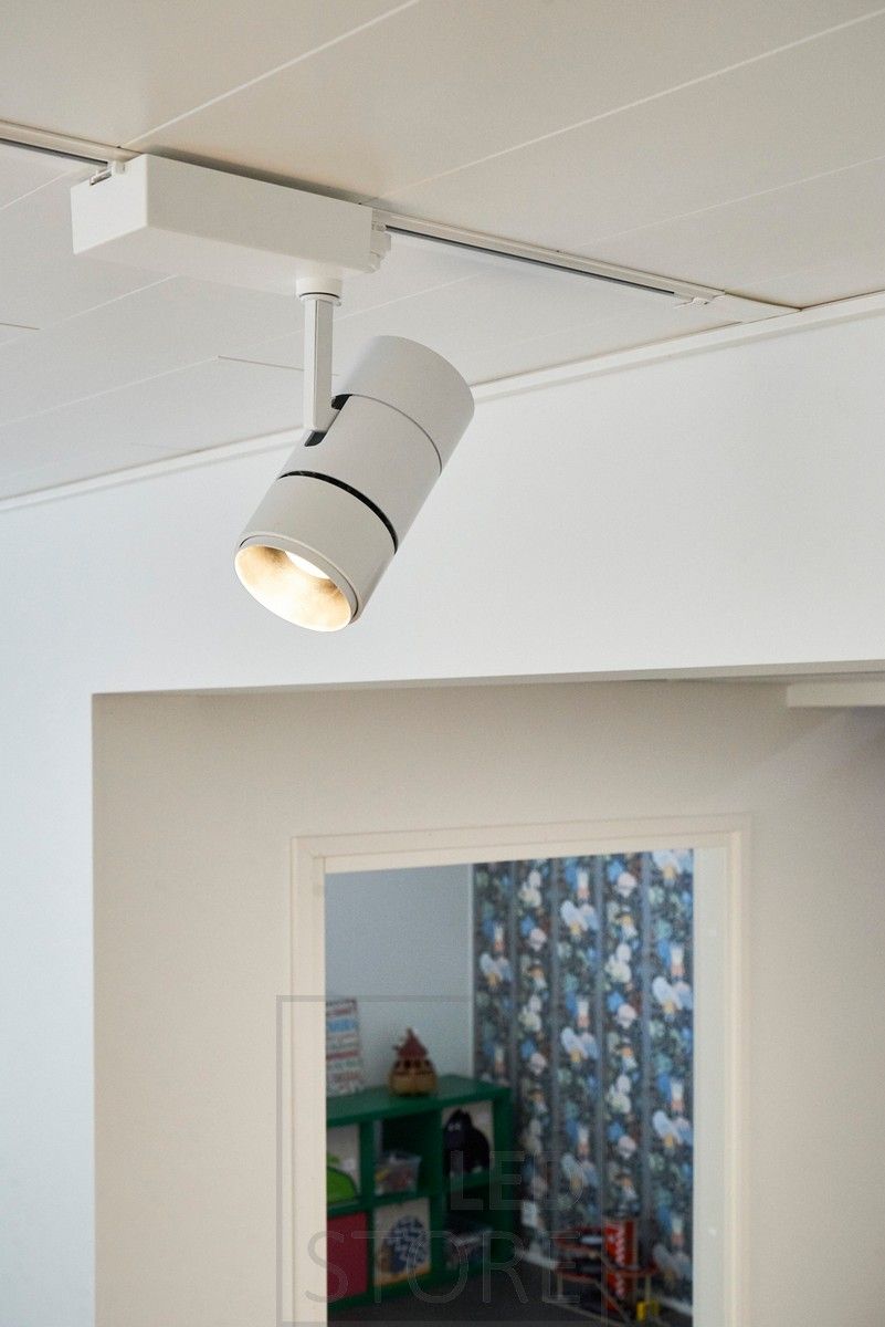 White rail luminaire in recessed three-phase rail. The luminaire has a switch to select either 2700K (warm white), 4100K (neutral white) or 6400 (cold white). Ledstore.fi